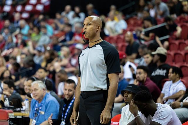 开元体育官方网站-拜仁慕尼黑训练开放日,清晨止住颓势引欢呼,NBA季后赛在即,心理建设被强调(拜仁慕尼黑将在今夏前往韩国踢季前赛)